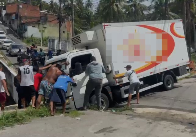 Caminhão fica preso em buraco de esgoto após motorista seguir orientações de GPS, em Maceió