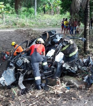 Adolescente de 17 anos morre após veículo que conduzia bater em carreta na BR-101, em Joaquim Gomes