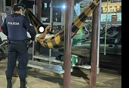 Foragido é achado pela polícia após pendurar rede em ponto de ônibus