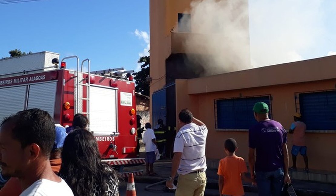 Princípio de incêndio atinge depósito de armazenamento de peixe em Maceió