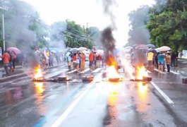 Integrantes de movimentos sociais bloqueiam Avenida Fernandes Lima, em Maceió