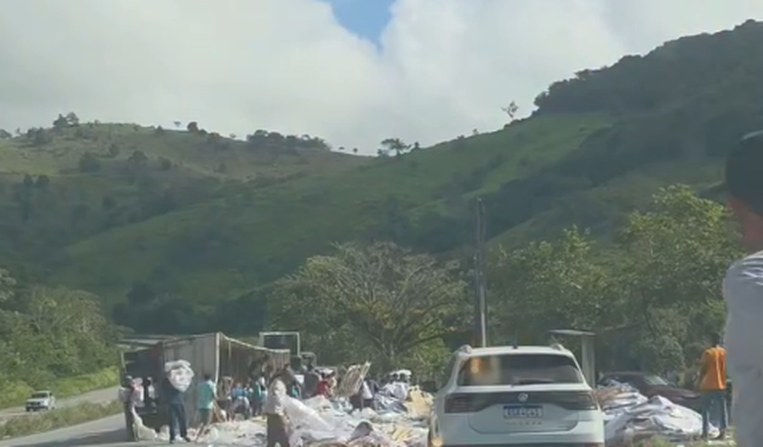 Carreta com carga de plástico tomba em trecho da BR-101, em Flexeiras