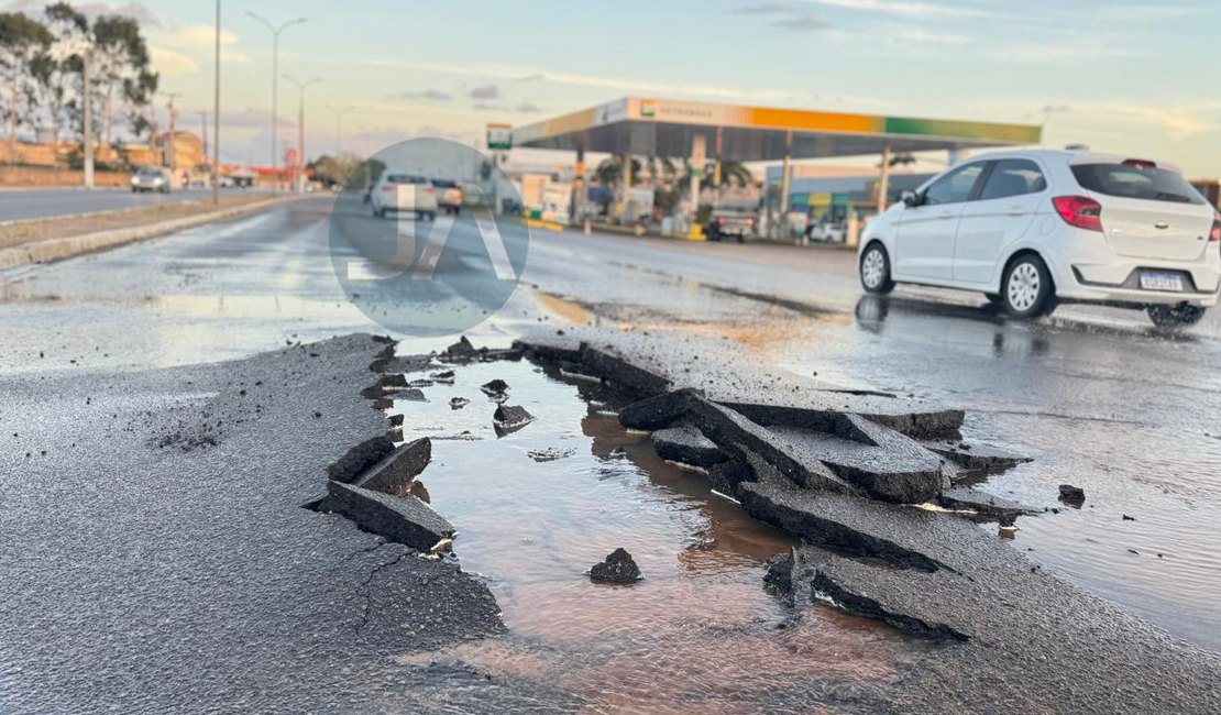 Rompimento de tubulação causa afundamento da pista na AL 220, perto do Hospital de Emergência, em Arapiraca