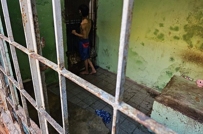 Jovem é resgatado após ficar trancado em casa sem energia, água e comida na capital alagoana