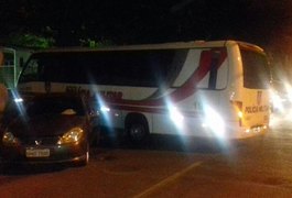 Ônibus da PM-AL colide contra carros e derruba muro de hospital em Maceió