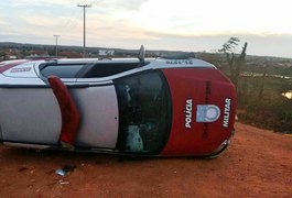 Viatura da PM capota durante perseguição e militares ficam feridos, em São Brás