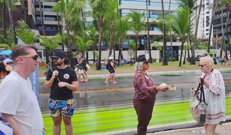 Durante panfletagem na Orla da Ponta Verde, Lenilda Luna critica concentração de poder