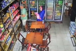 Fantasiado, criminoso mata cliente em loja de conveniência