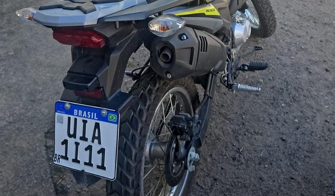 Motocicleta com queixa de roubo/furto é recuperada após ser encontrada abandonada em Arapiraca