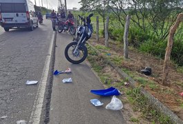 Condutores são socorridos após colisão entre motos na AL-115, em Lagoa da Canoa