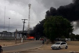 VÍDEO: Incêndio atinge fábrica de colchões próximo ao presídio Baldomero Cavalcante