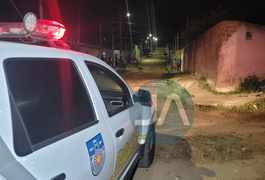 Jovem é morto a tiros na frente da mãe após ser levado até esquina por bandidos, em Arapiraca