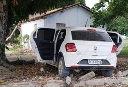 Carro roubado é encontrado abandonado logo após o assalto no Povoado Buraco d'Água, em Junqueiro