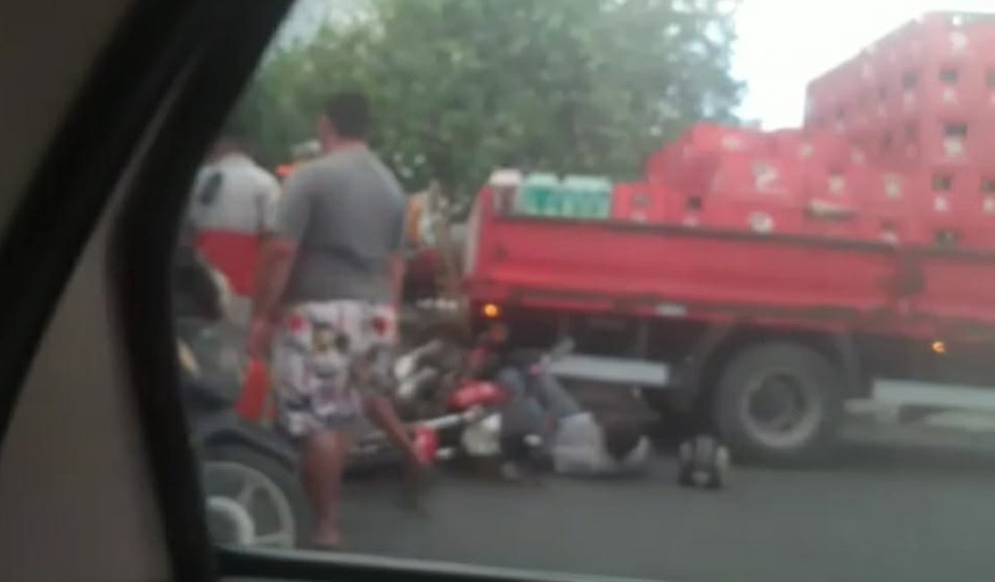 Motociclista fica ferido em colisão com caminhão de cerveja em Maceió