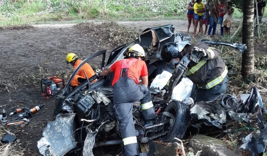 Adolescente de 17 anos morre após veículo que conduzia bater em carreta na BR-101, em Joaquim Gomes