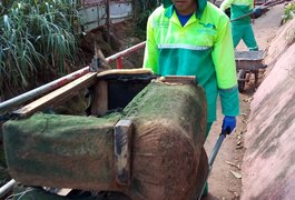 Coleta de volumosos: serviço evita descarte irregular de móveis inservíveis em Maceió