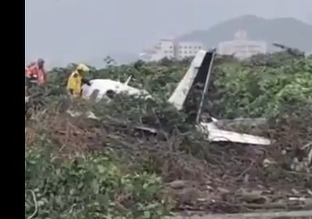 Avião de pequeno porte cai em praia de Navegantes (SC)