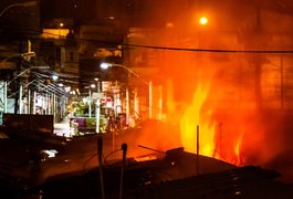Incêndio destrói barracas de camelôs no centro de Maceió
