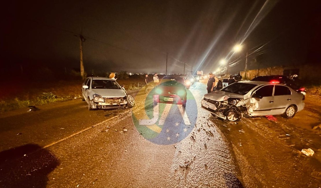Colisão entre veículos deixa quatro feridos na AL-115 em Arapiraca