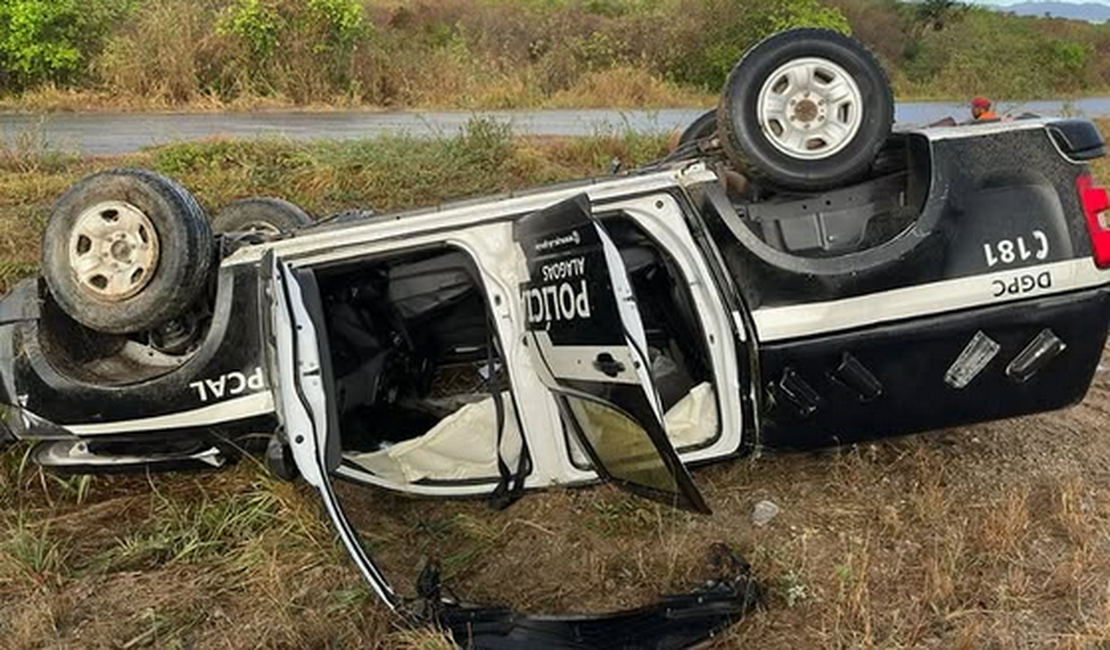 Capotamento de viatura da Polícia Civil deixa dois agentes feridos na AL-220