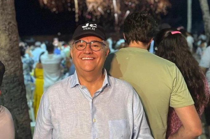 Um boné, uma frase e um sinal claro: Na noite de réveillon  João Caldas acena retorno às urnas 'C vem aí'