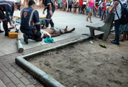 Vídeo: Dois jovens sofrem tentativa de homicídio em praça pública da Cohab Velha, em Arapiraca