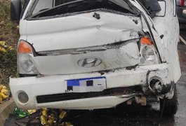 Motorista é retirado das ferragens de caminhão e socorrido para o HEA após tombamento na AL-220