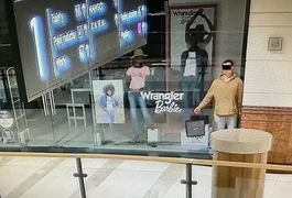 Homem finge ser manequim enquanto espera loja fechar para roubar joias