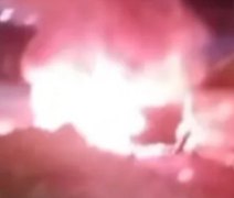 Carro é estacionado perto de fogueira e faíscas atingem veículo, que fica totalmente destruído