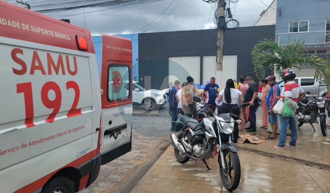 Motorista que entrava na Av. Muniz Falcão atinge entregador em Arapiraca; trabalhador sofreu ferimentos