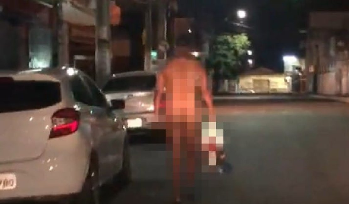 Homem é flagrado andando pelado pelas ruas de Arapiraca