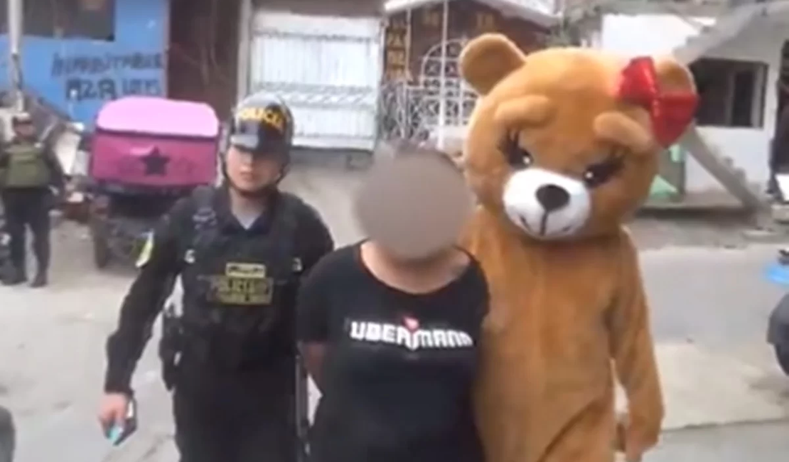 Policial se fantasia de ursinho fofo para prender traficantes
