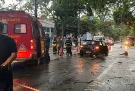 Entenda por que devemos ficar dentro do carro durante chuva com raios e quando fios de alta tensão se rompem