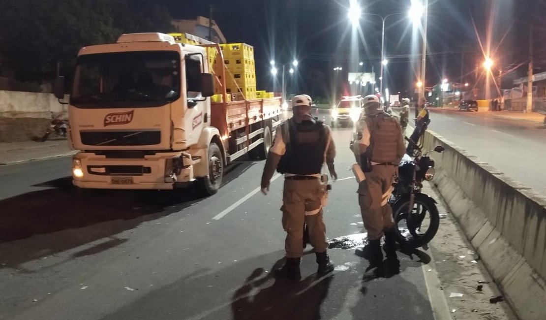 Condutor de motocicleta cruza rodovia e é atingido por caminhão de bebidas, em Arapiraca