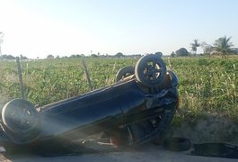 Carro capota ao desviar de animal na pista na zona rural de Arapiraca