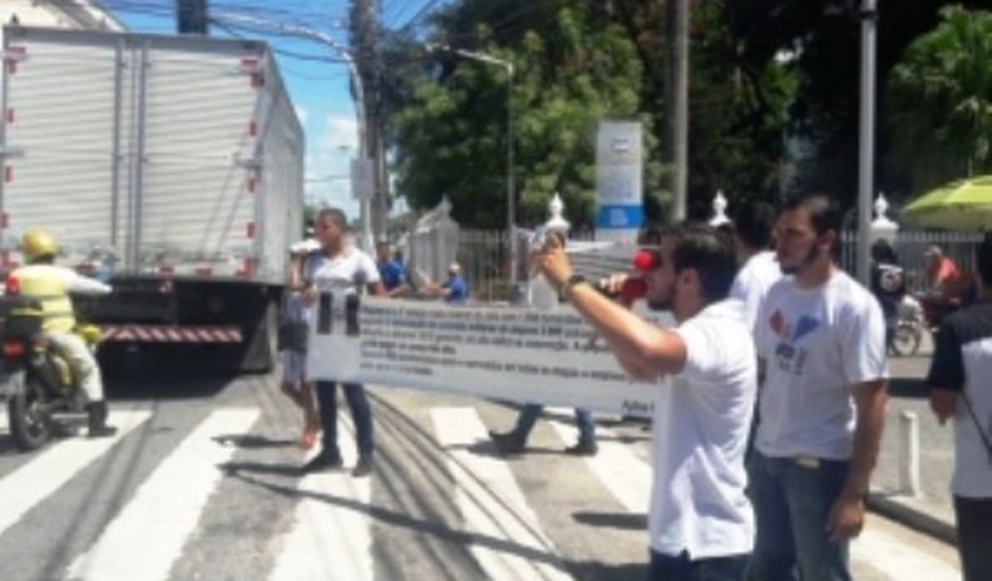 Aprovados na reserva técnica da PM protestam em Maceió reivindicando nomeação