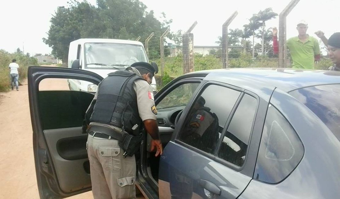 Carro roubado é encontrado abandonado em Arapiraca