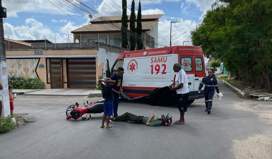 Motociclista fica ferido em batida com carro em cruzamento no bairro São Luiz I