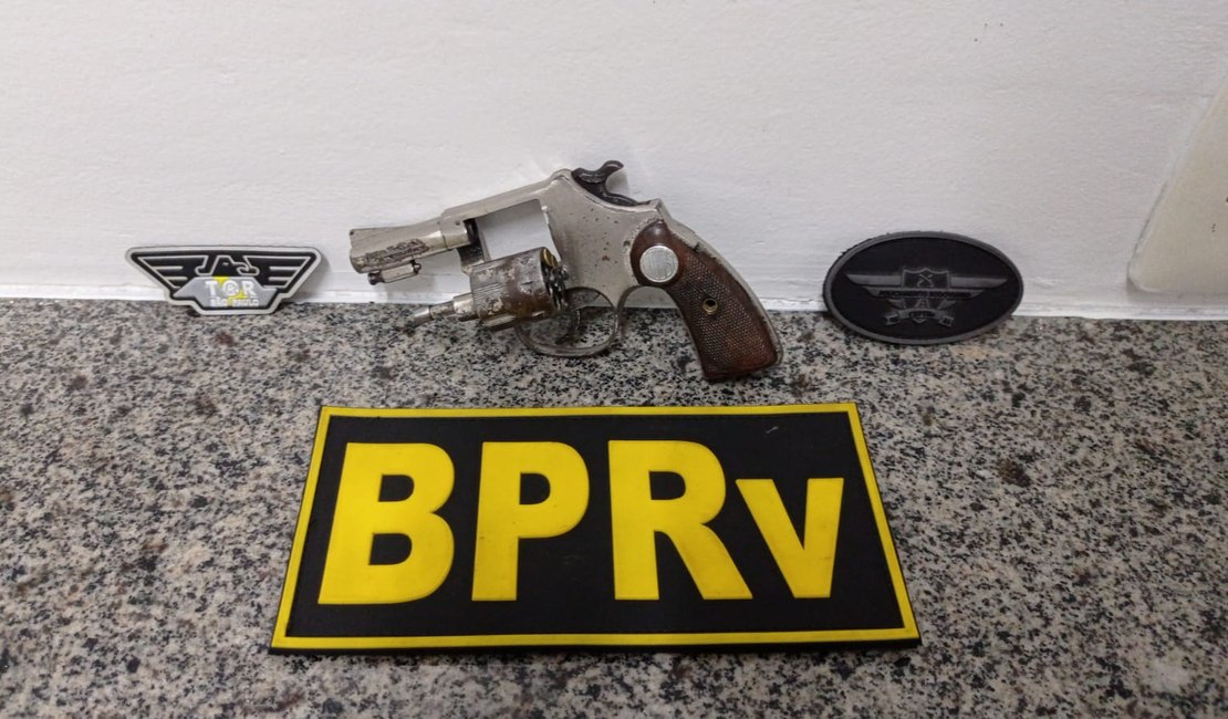 Após se envolver em acidente na AL-220, condutor de cinquentinha é flagrado com revólver, em Arapiraca