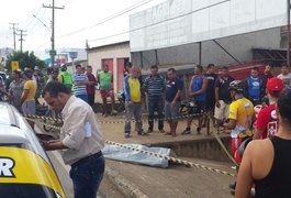 Condutor de moto cai, bate a cabeça no meio fio e morre em frente a UE em Arapiraca