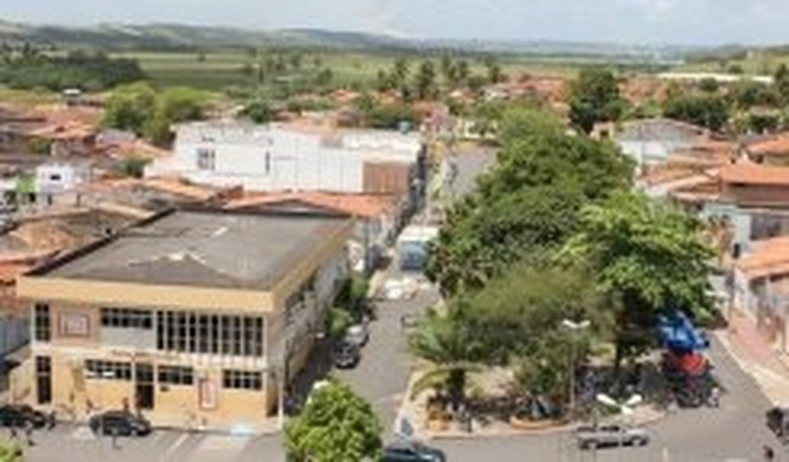 Homem é assassinado em praça pública no interior de Alagoas