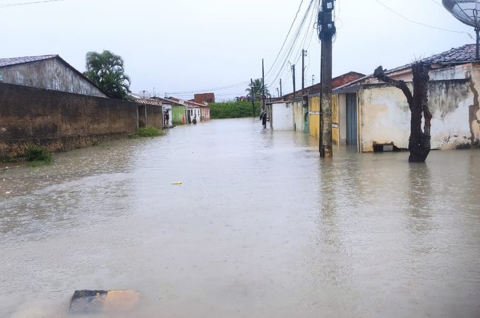 Água invade residências e fortes chuvas provocam estragos em Arapiraca; veja vídeos
