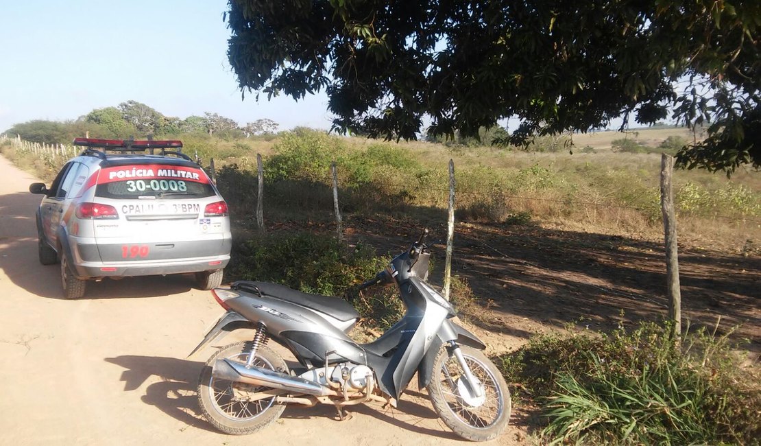 Moto abandonada é recuperada pela polícia em zona rural de Arapiraca