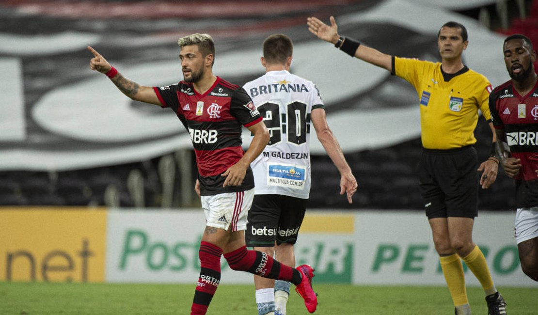 Flamengo volta a jogar bem, vence o Coritiba e dorme na liderança do Brasileirão