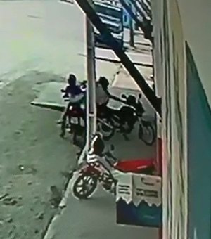 Dupla é flagrada por câmeras roubando capacete de moto na AL 110, em Arapiraca, assista