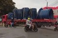 Caminhão com caixas d'água invade Ciclovia do Trabalhador durante conversão