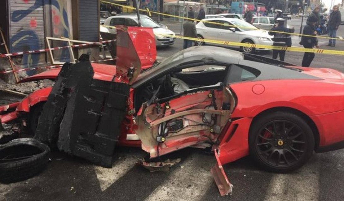 Manobrista acelera sem querer e destrói Ferrari em Roma