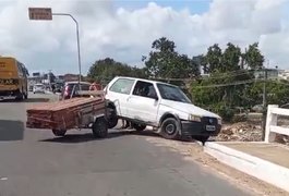 Veículo com reboque carregado de madeiras quase despenca em ribanceira no viaduto da AL-220, em Arapiraca