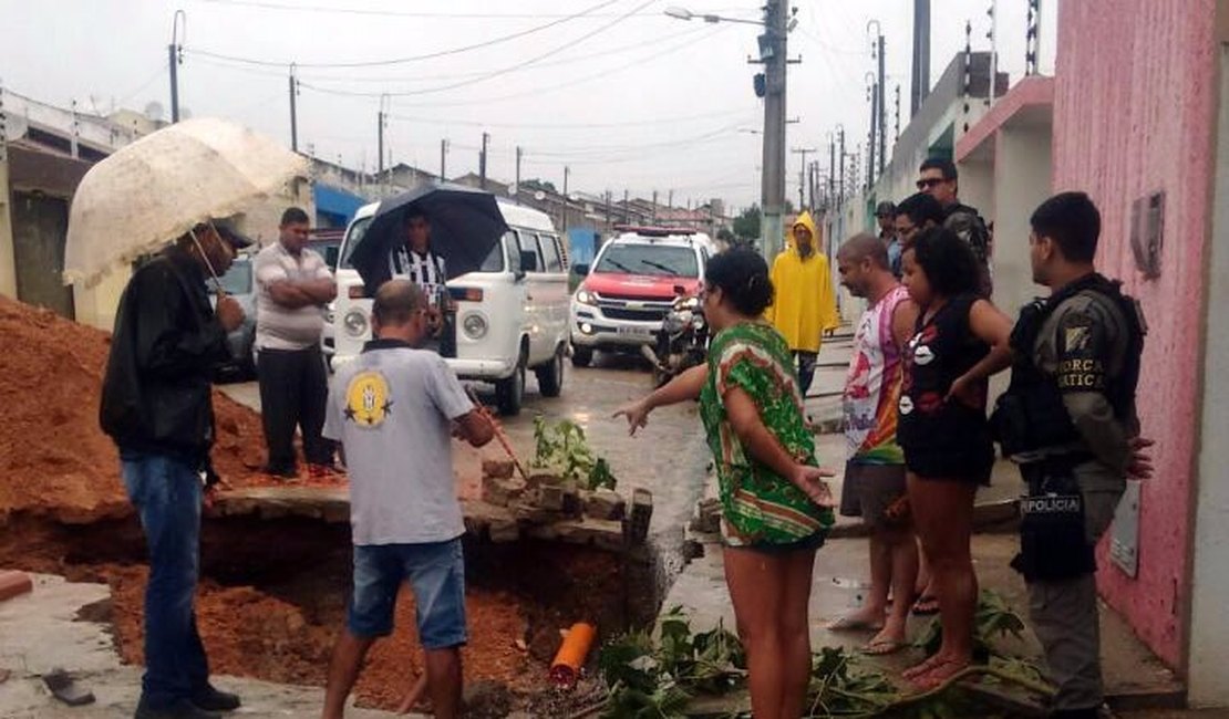 Temporal causa cratera no Senador Nilo Coelho, em Arapiraca