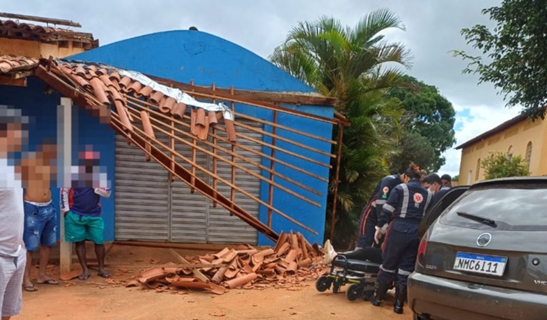 Parte de telhado na entrada de salão de residência é derrubado por carro na zona rural de Arapiraca